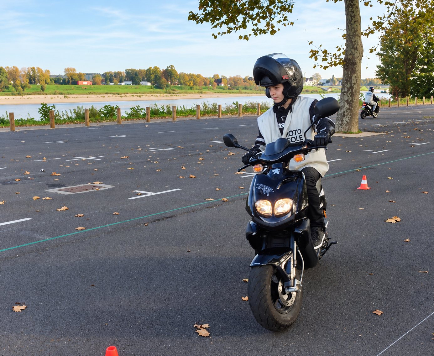 Un élève casqué, portant un gilet clair d'auto-école moto, conduit un scooter noir sur un parking d'entraînement près d'un fleuve, avec des plots orange au sol.