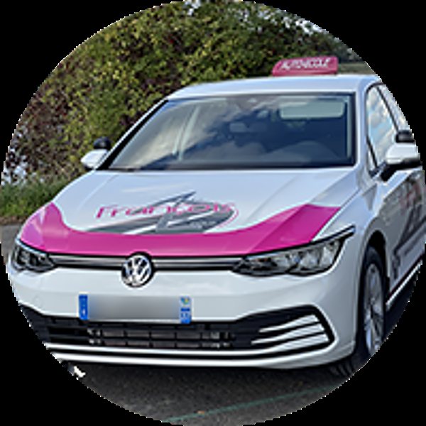 Une Volkswagen blanche d'auto-école ornée d'un bandeau rose sur le capot et d'un panneau sur le toit, garée devant des arbres.